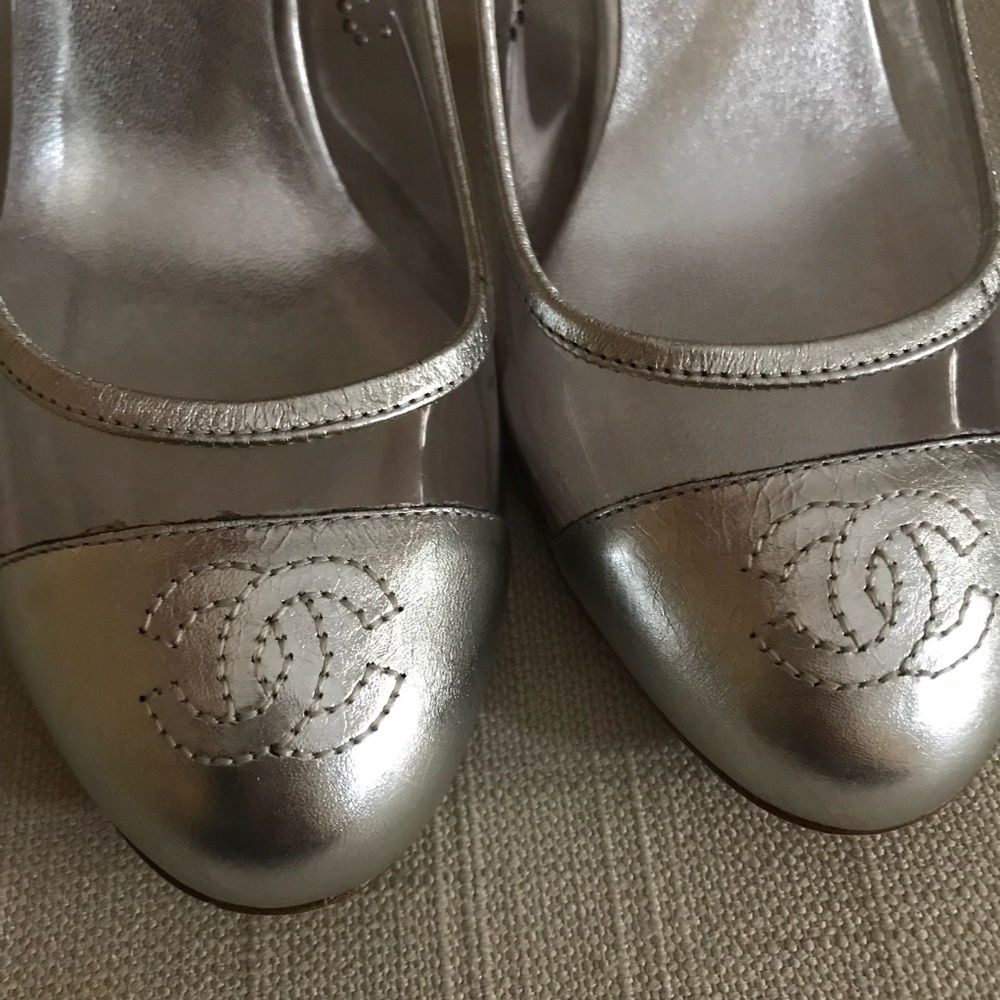 Chanel silver leather/clear Cinderella Slippers - Picture 4 of 8